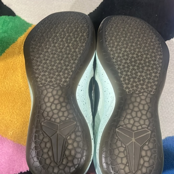 Gently used shoes for men Kobe Bryant green and black looks new well kept - Picture 7 of 9